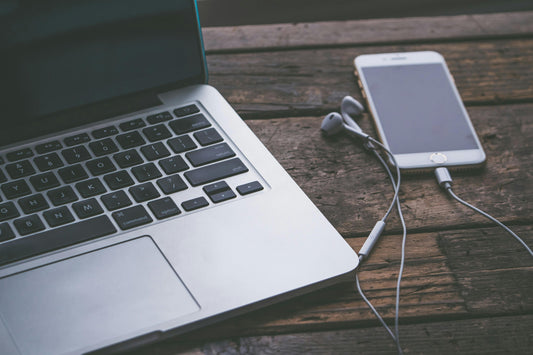 Wireless Charger Powers Earbuds